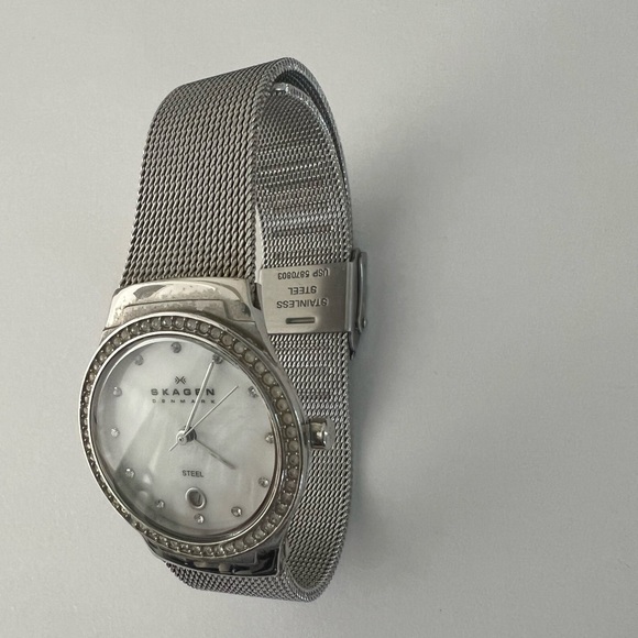 Skagen watch Round,stainless steel, Swarovski crystals mesh water resistant - Picture 14 of 16